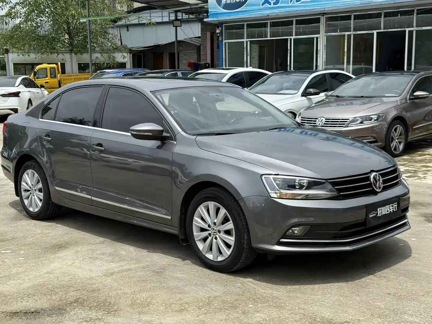 VOLKSWAGEN SAGITAR 2015