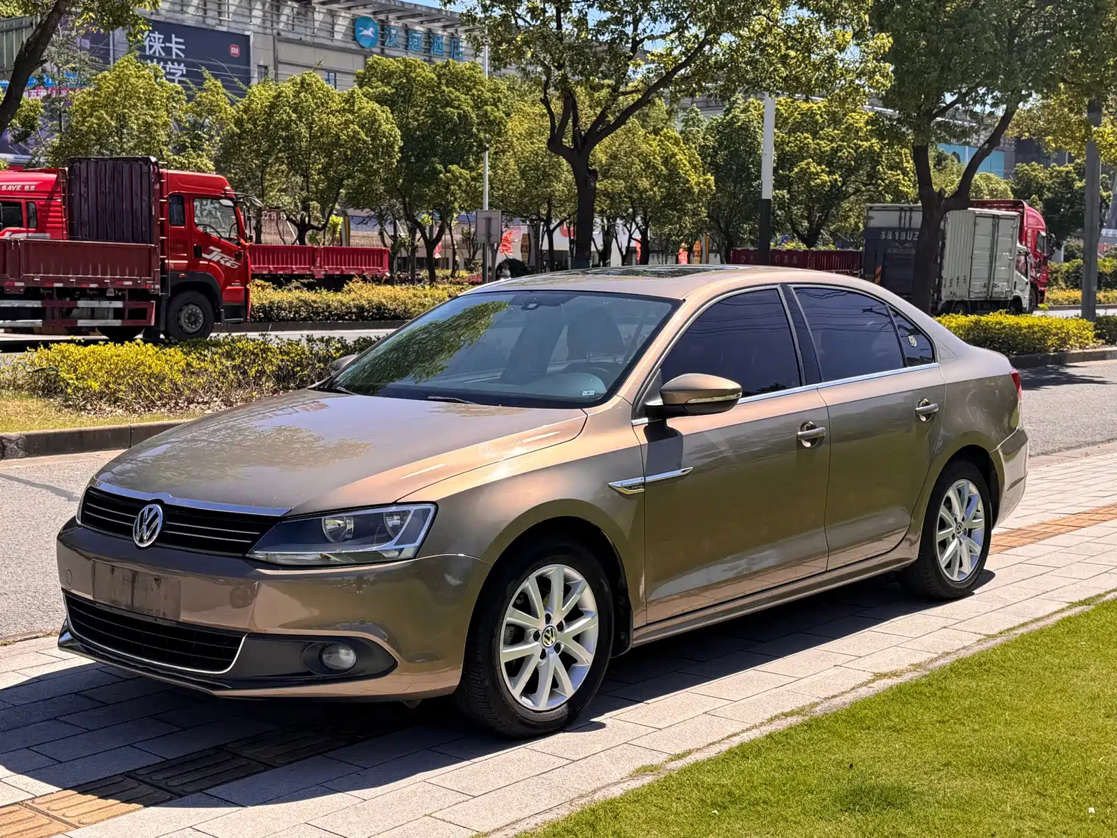 VOLKSWAGEN SAGITAR 2014