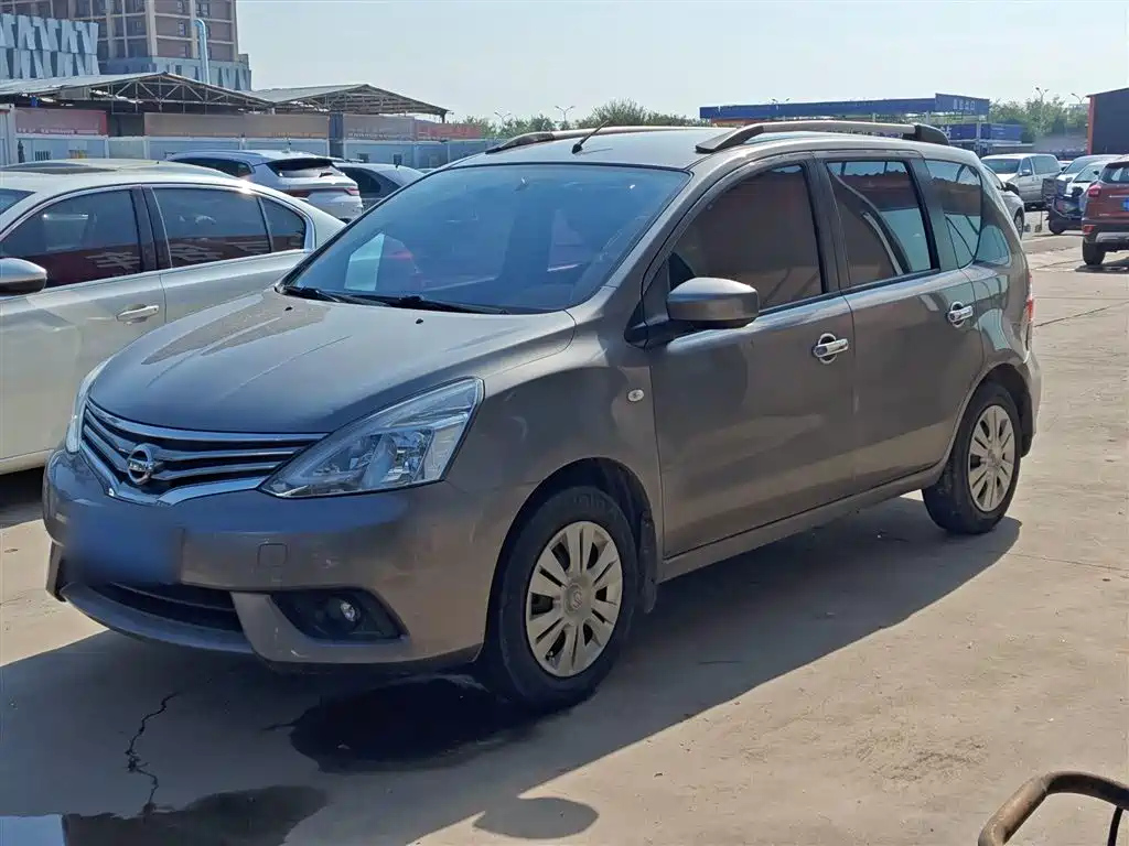 NISSAN LIVINA 2013