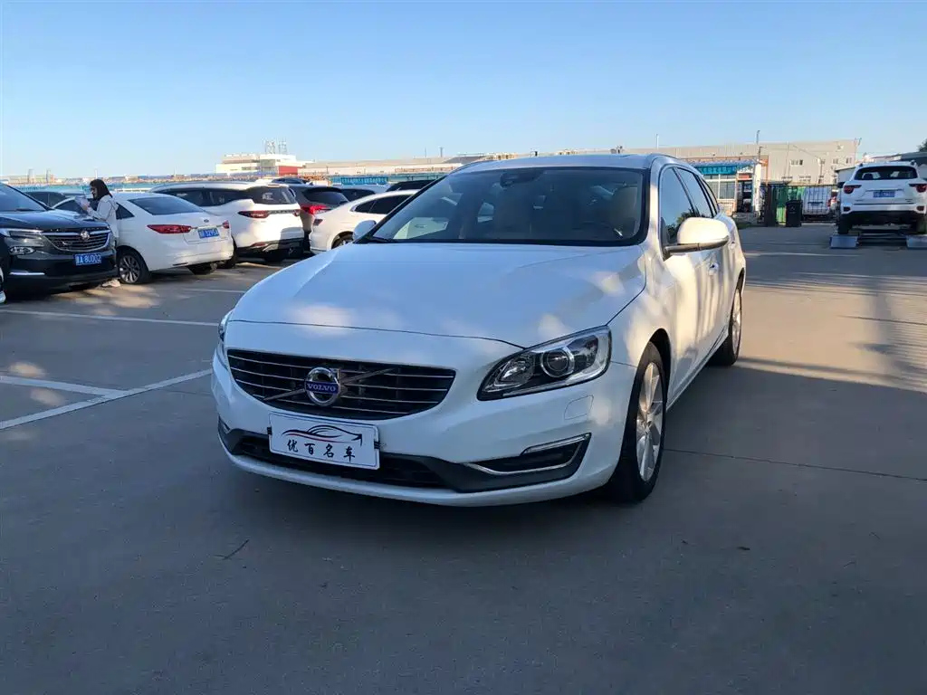 VOLVO V60 2015