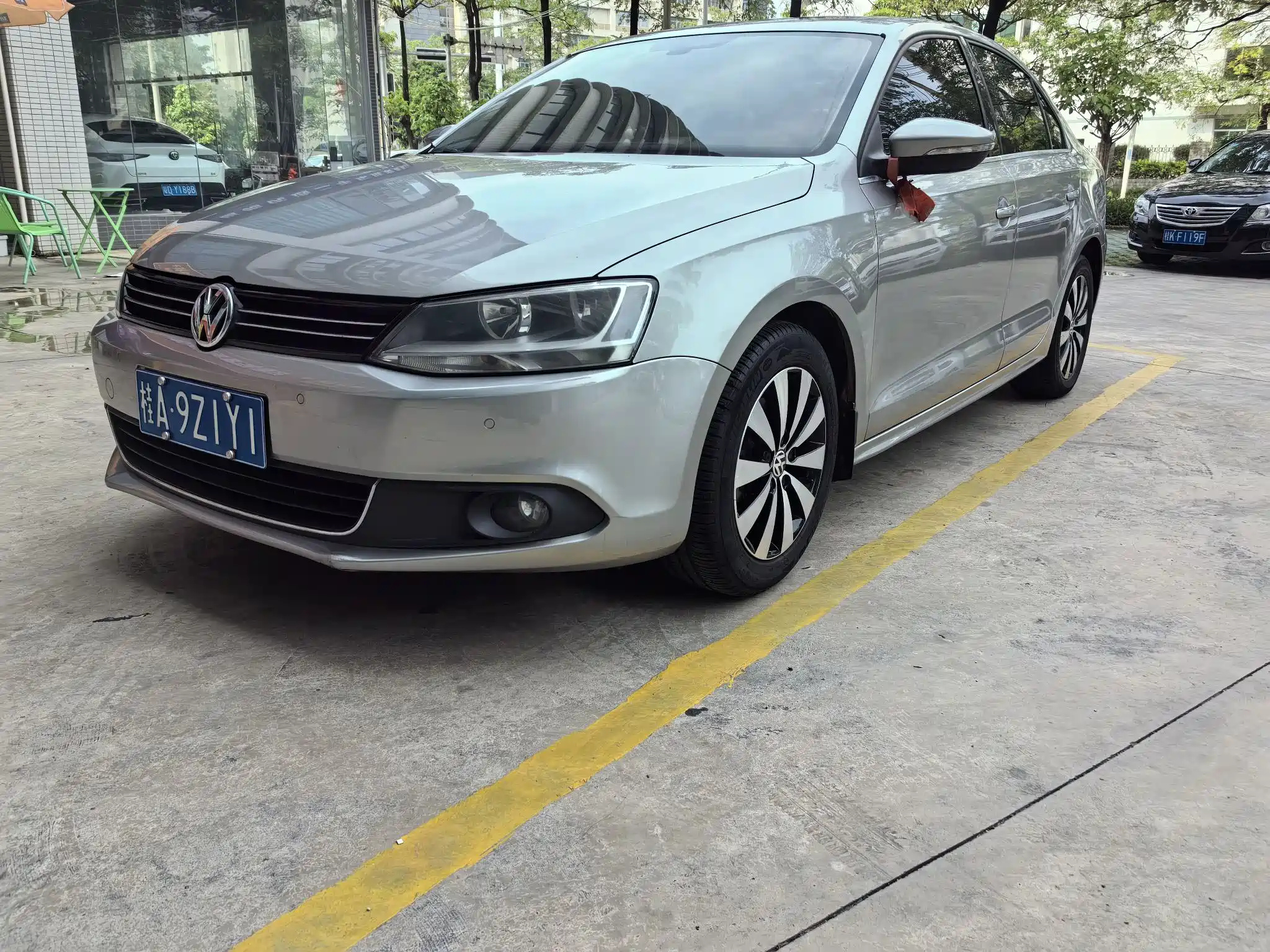 VOLKSWAGEN SAGITAR 2012