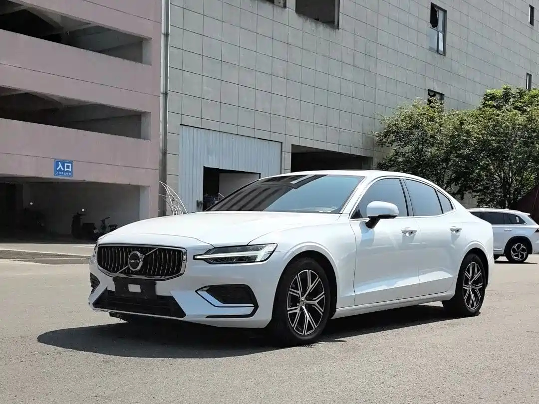 VOLVO S60 2023