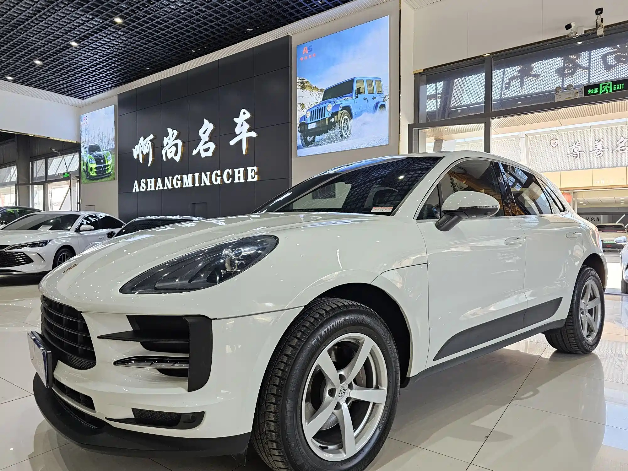PORSCHE MACAN