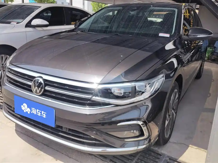VOLKSWAGEN BORA 2023