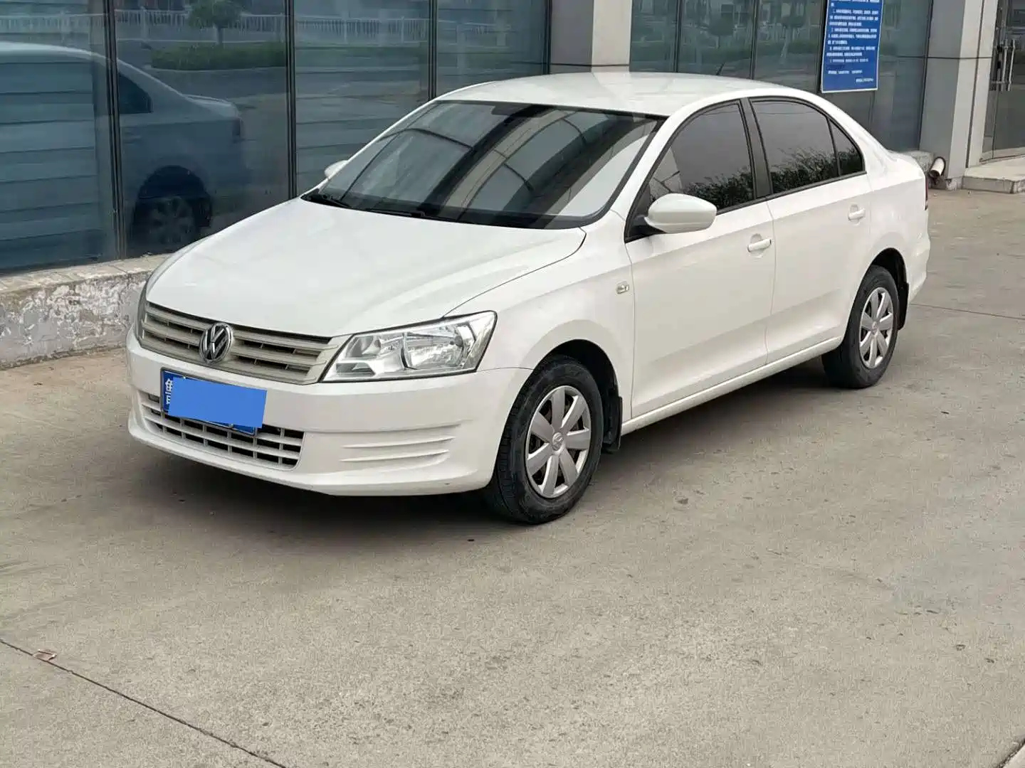 VOLKSWAGEN SANTANA 2015