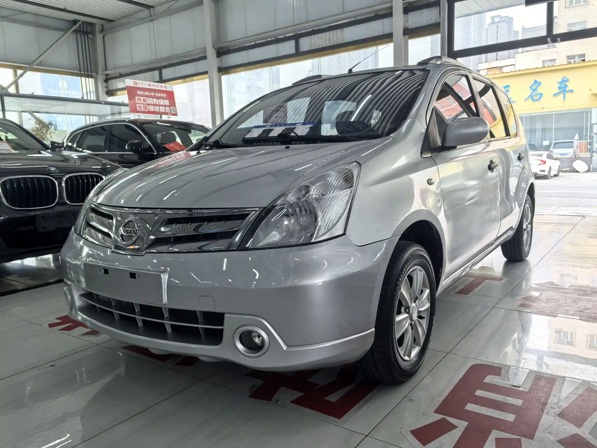 NISSAN LIVINA 2010