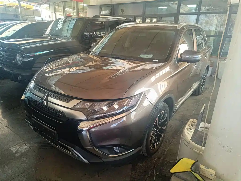 MITSUBISHI OUTLANDER