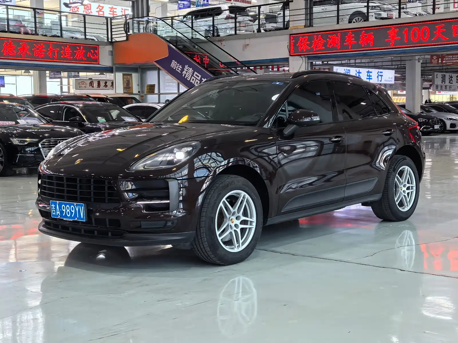 PORSCHE MACAN
