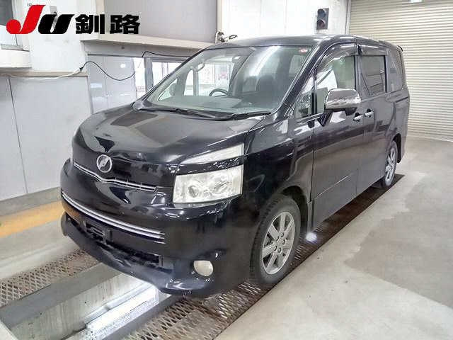 TOYOTA VOXY 2009