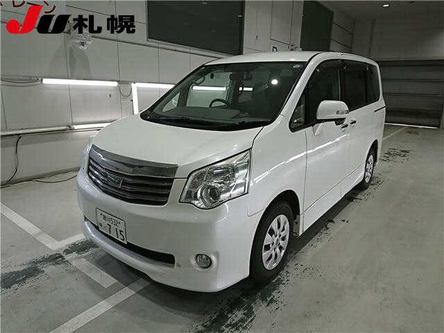 TOYOTA NOAH 2013