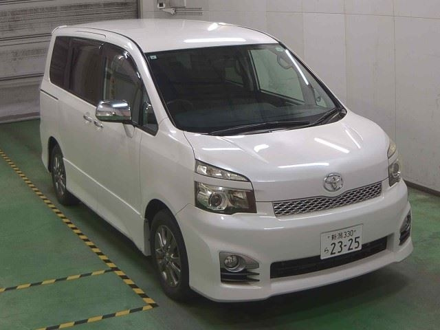 TOYOTA VOXY 2011
