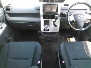TOYOTA VOXY 2009