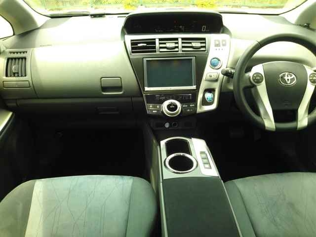 TOYOTA PRIUS ALPHA 2013
