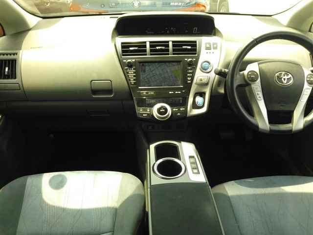 TOYOTA PRIUS ALPHA 2011