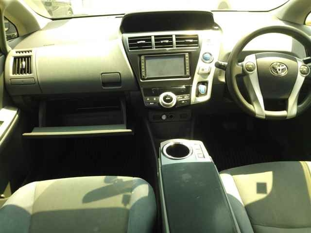 TOYOTA PRIUS ALPHA 2011