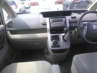 TOYOTA NOAH 2010