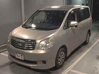 TOYOTA NOAH 2010