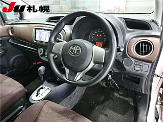 TOYOTA VITZ 2011