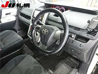 TOYOTA VOXY 2010