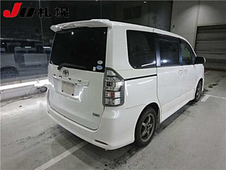 TOYOTA VOXY 2010