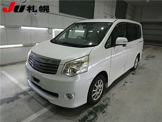 TOYOTA NOAH 2010