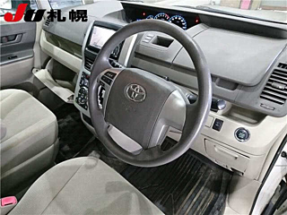 TOYOTA NOAH 2010