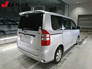 TOYOTA NOAH 2010