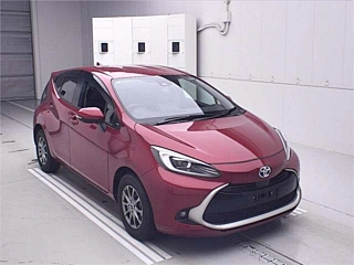 TOYOTA AQUA 2024