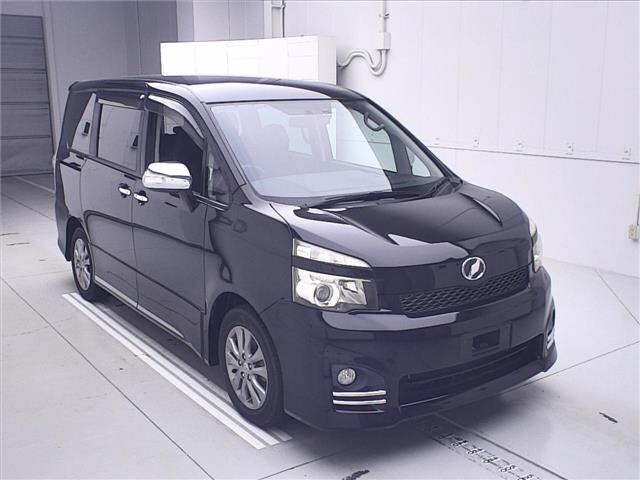 TOYOTA VOXY 2013