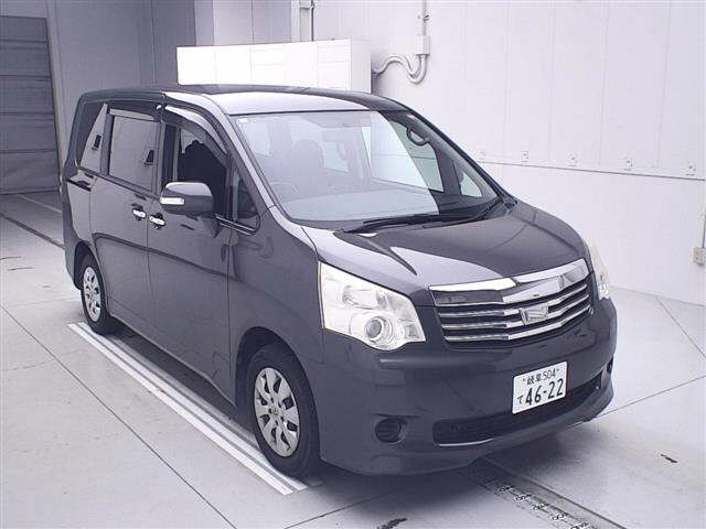 TOYOTA NOAH 2013