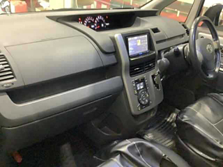 TOYOTA VOXY 2009