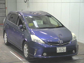 TOYOTA PRIUS ALPHA 2011