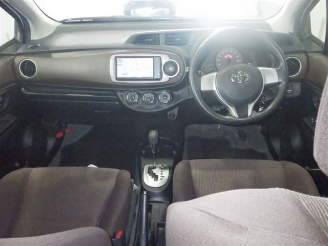 TOYOTA VITZ 2011