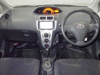 TOYOTA VITZ 2010