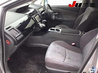 TOYOTA PRIUS ALPHA 2011