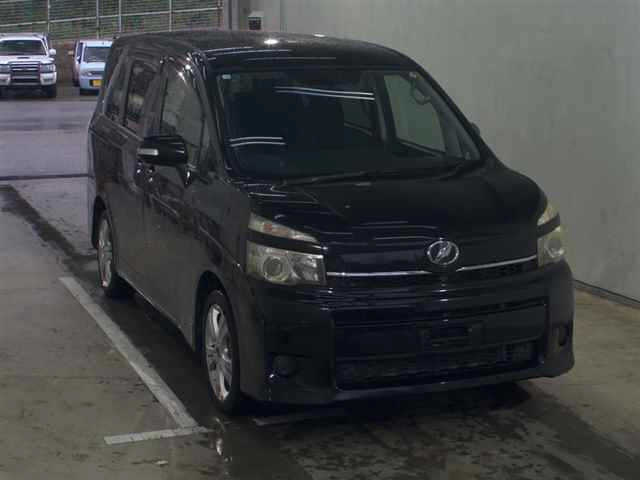 TOYOTA VOXY 2010