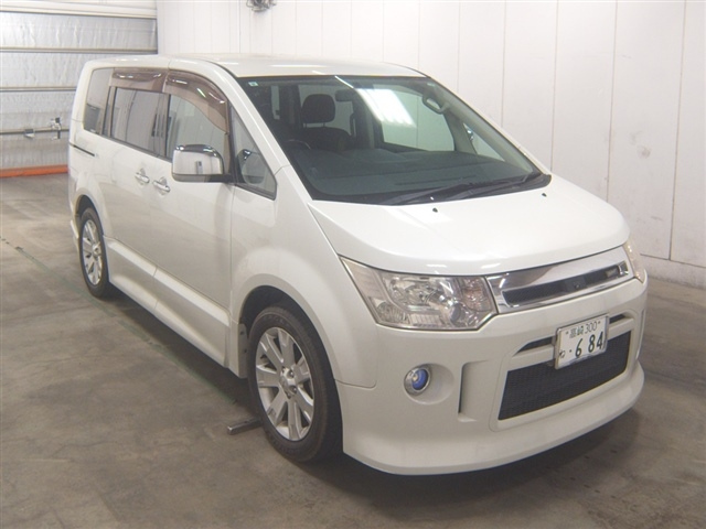 MITSUBISHI DELICA D5 2011