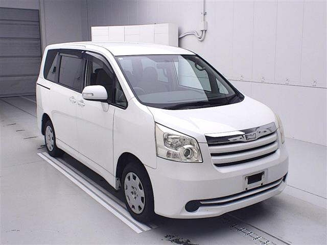 TOYOTA NOAH 2008