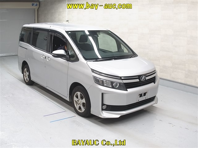 TOYOTA VOXY 2017