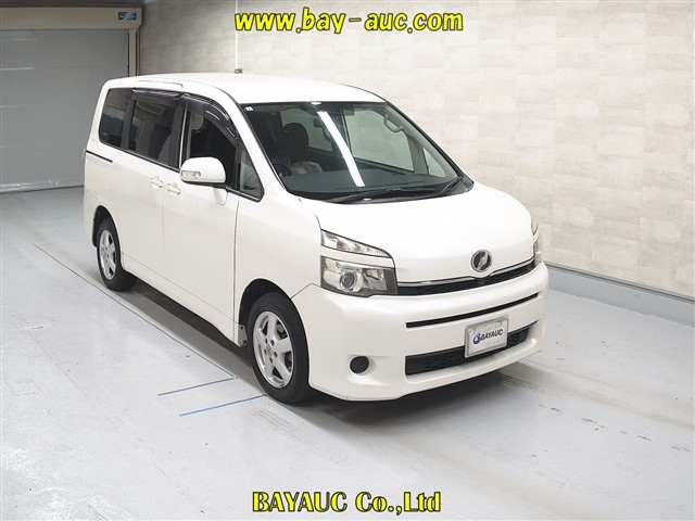 TOYOTA VOXY 2010