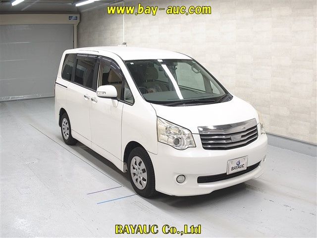 TOYOTA NOAH 2011