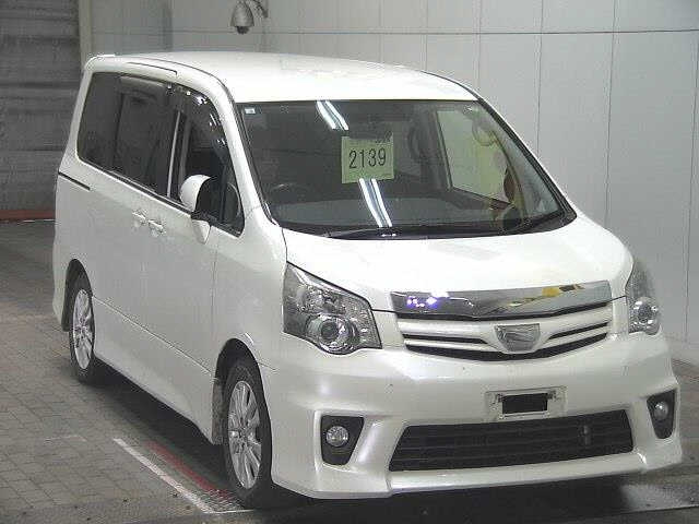 TOYOTA VOXY 2010