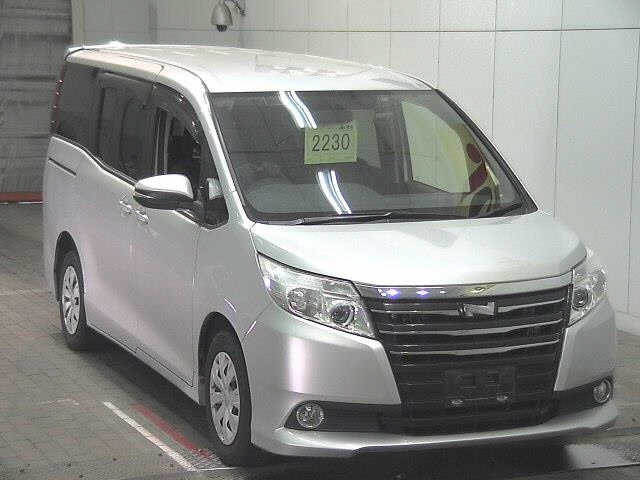 TOYOTA NOAH 2014