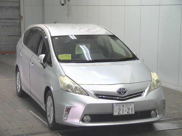 TOYOTA PRIUS ALPHA 2013