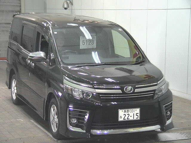 TOYOTA VOXY