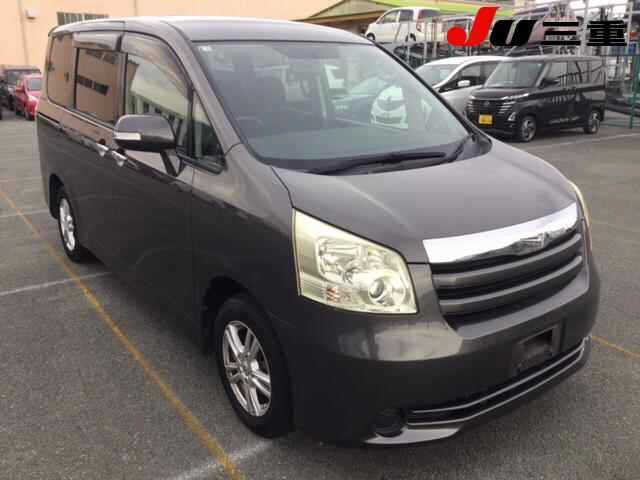 TOYOTA NOAH 2010
