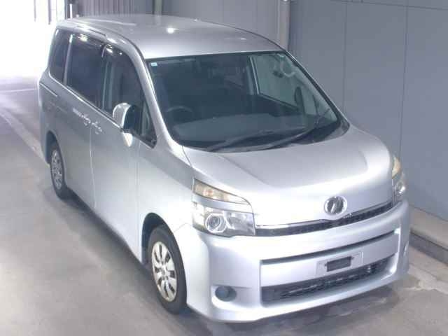 TOYOTA VOXY 2010