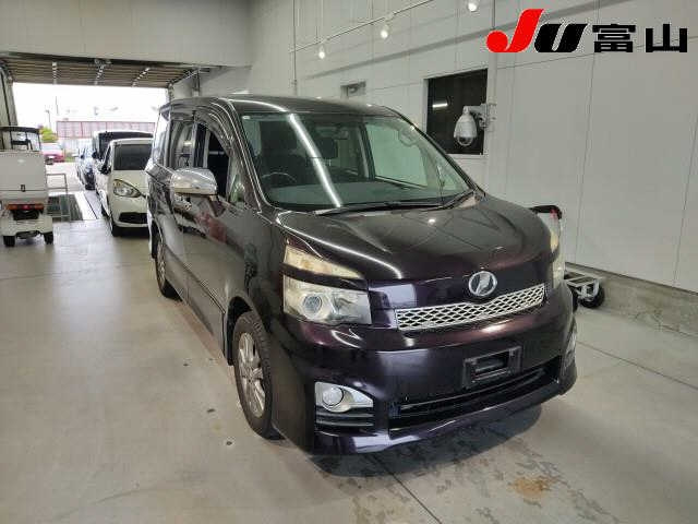 TOYOTA VOXY 2010