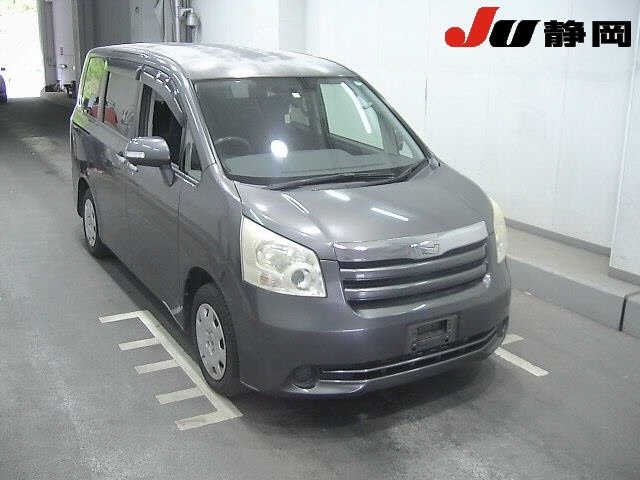 TOYOTA NOAH 2010