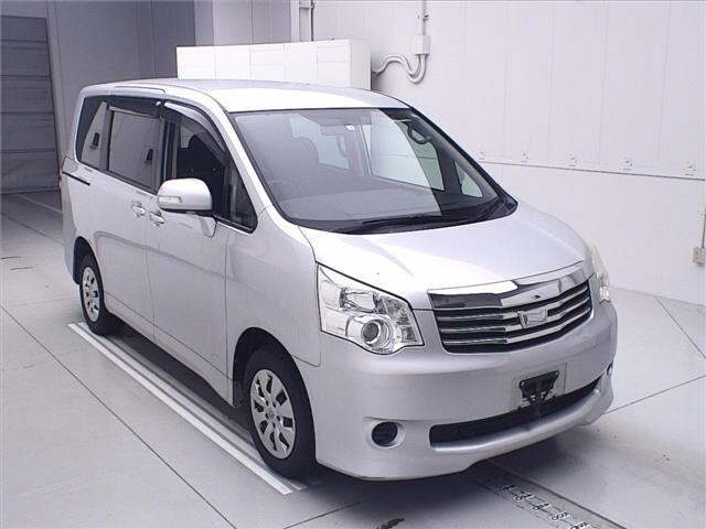 TOYOTA NOAH 2010